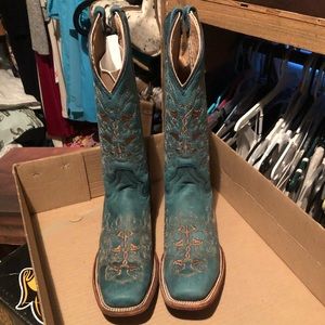 Turquoise cowboy boots 🤩